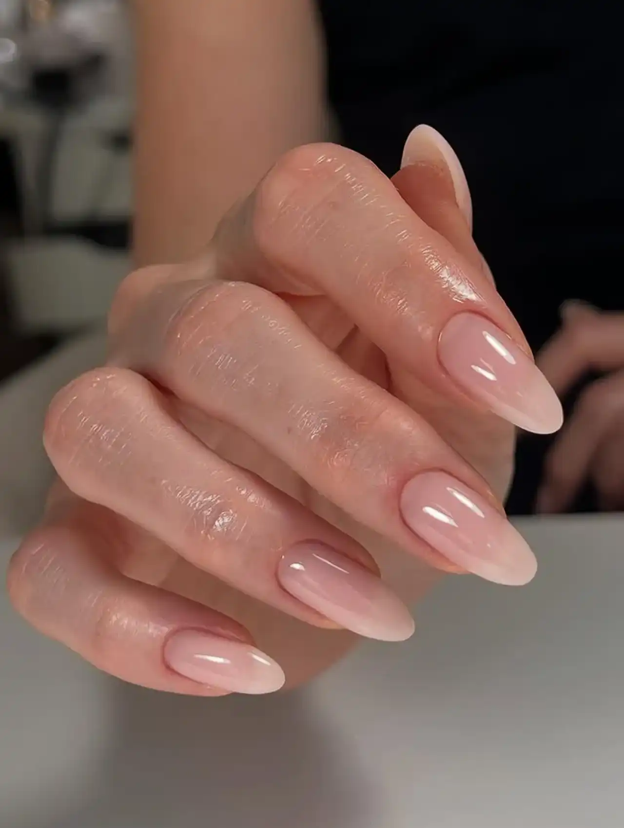 Uñas de Tendencia largas en tono rosa pálido con acabado brillante