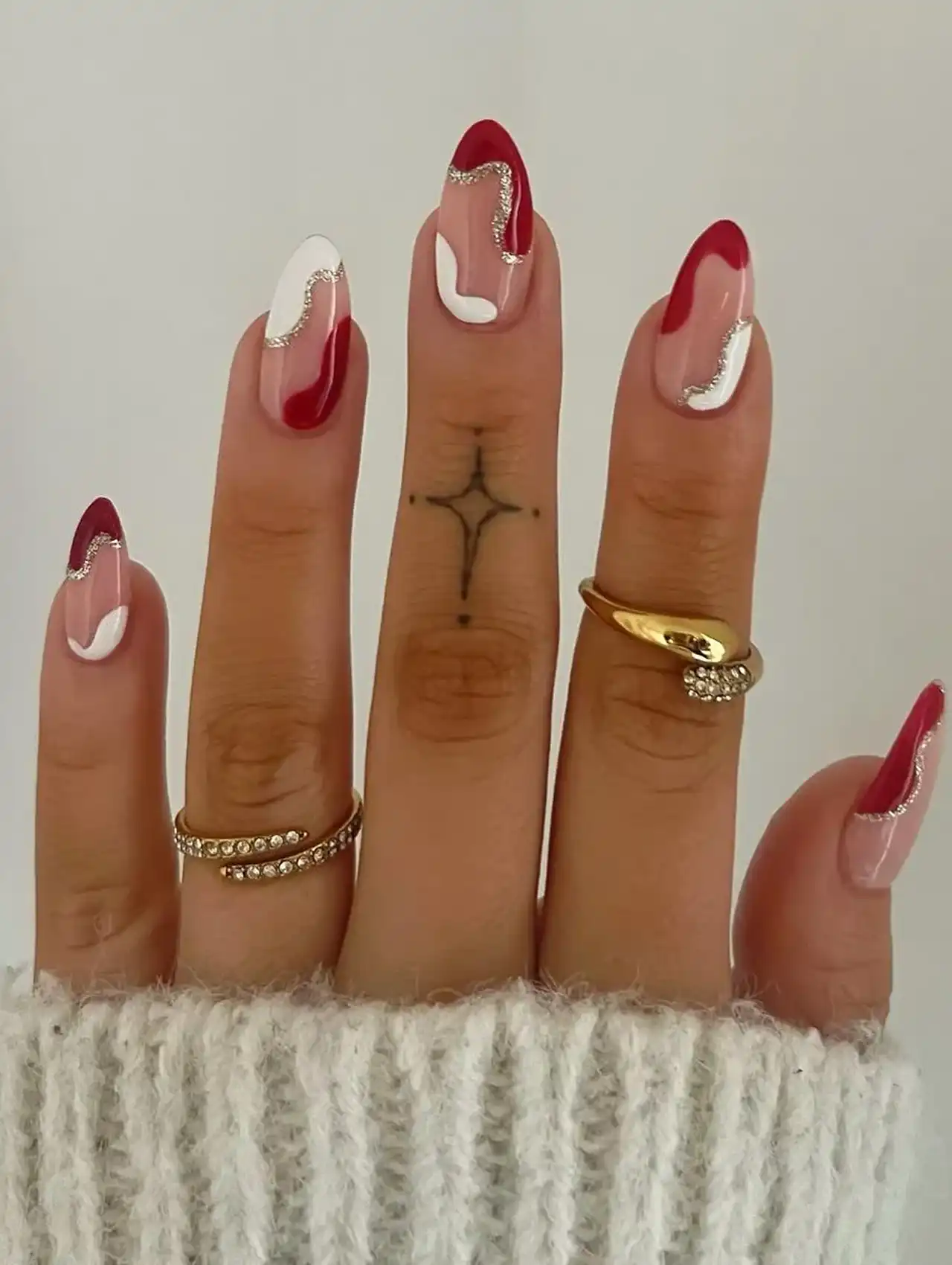 Uñas de tendencia rojas con detalles blancos y plateados