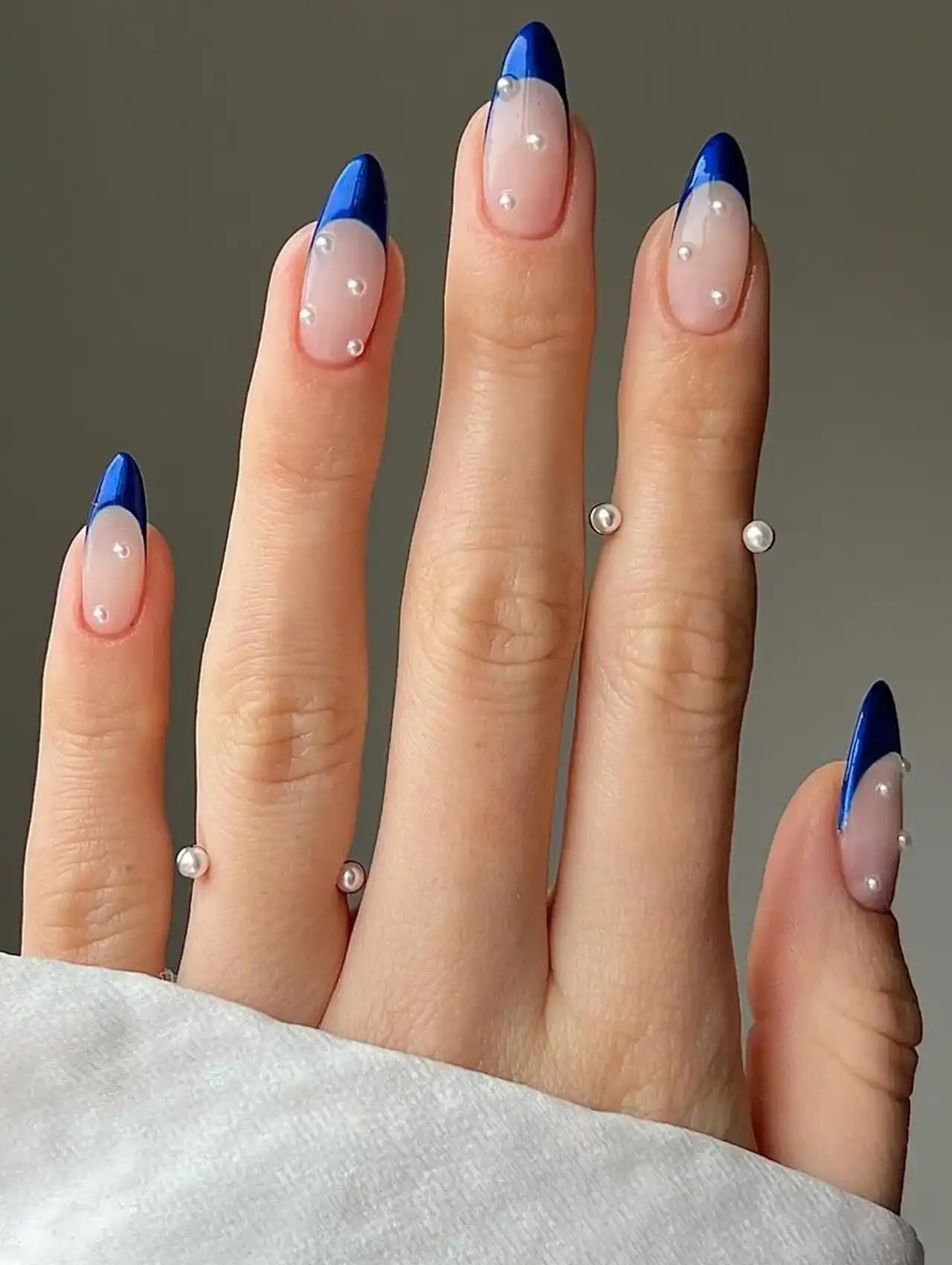 Uñas de Tendencia francesas en azul metálico con detalles de perlas