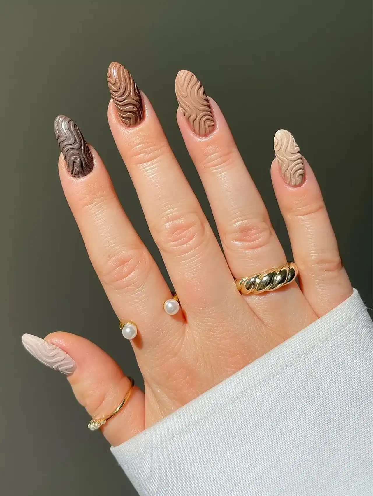 Uñas de Tendencia con textura 3D en tonos marrones y beige
