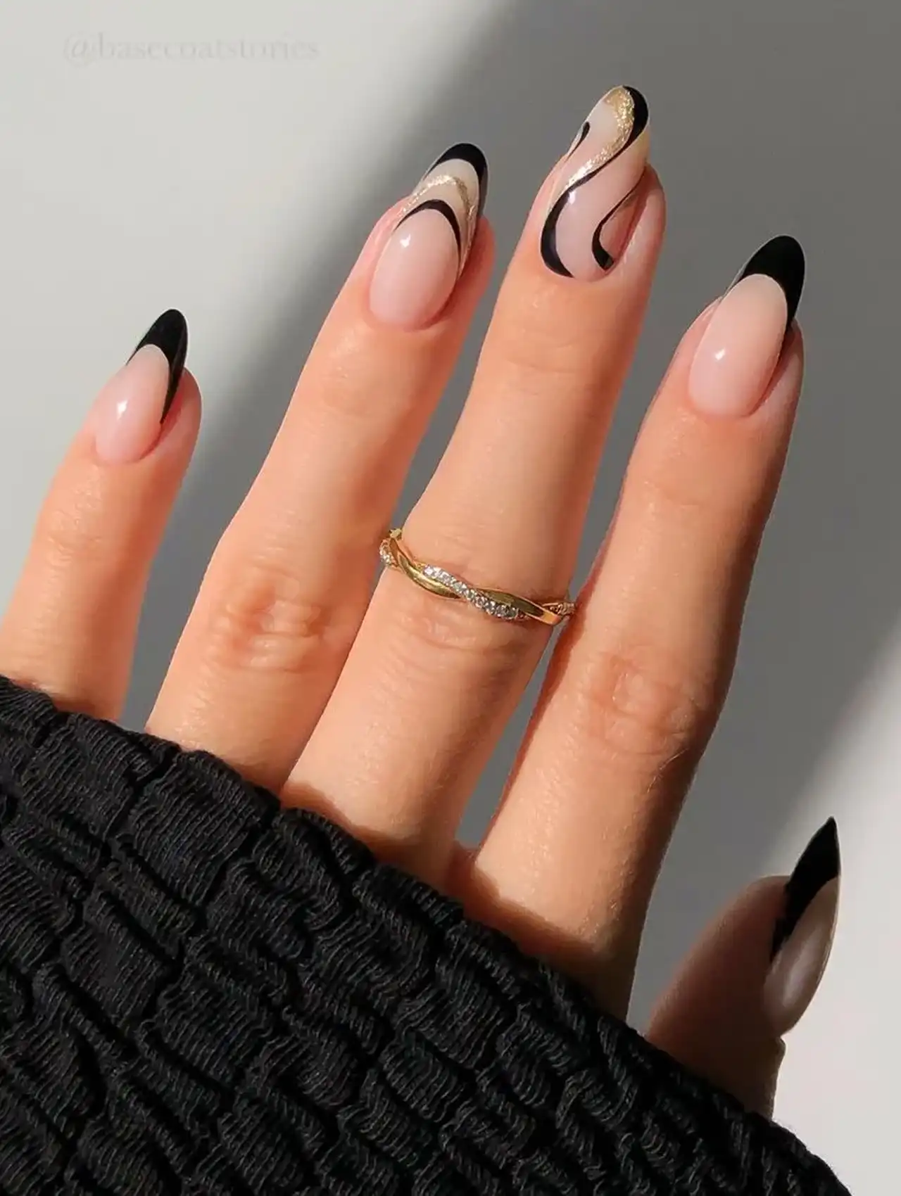 Uñas de Tendencia francesas en negro con diseño curvo dorado