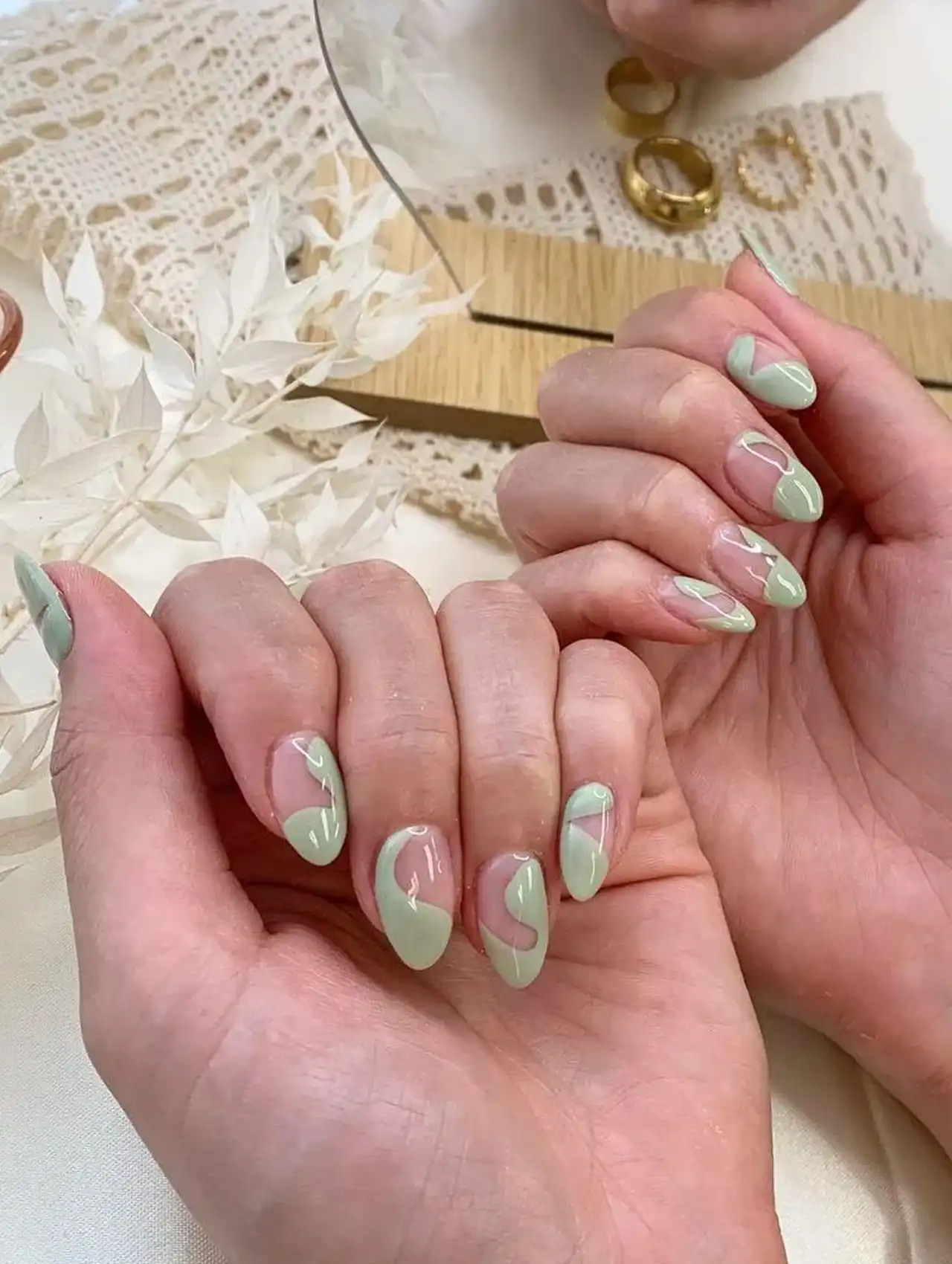 Uñas de Tendencia verdes con diseño abstracto