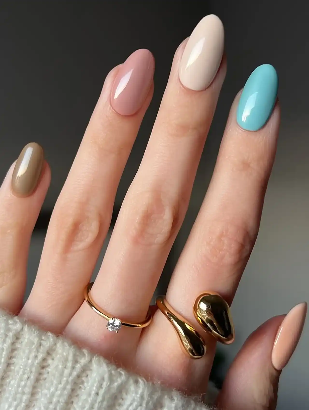 Uñas de Tendencia en tonos pastel variados, diseño minimalista