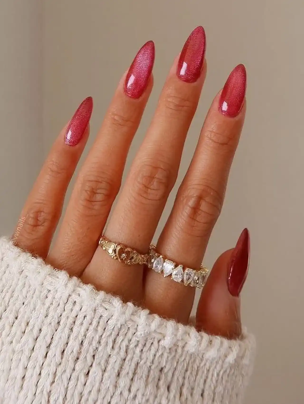 Uñas de Tendencia largas con esmalte rosa efecto ojo de gato