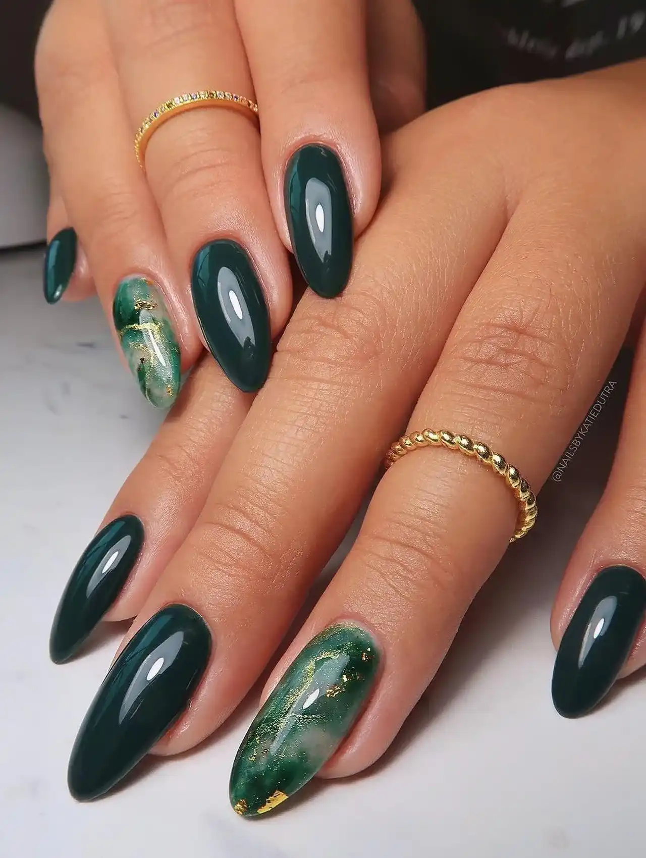 Uñas de Tendencia largas en verde bosque con acento marmoleado