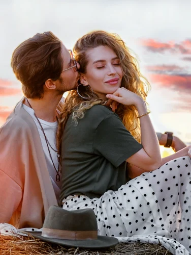 Pareja disfrutando un atardecer juntos, mostrando química y conexión emocional.