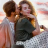 Pareja disfrutando un atardecer juntos, mostrando química y conexión emocional.