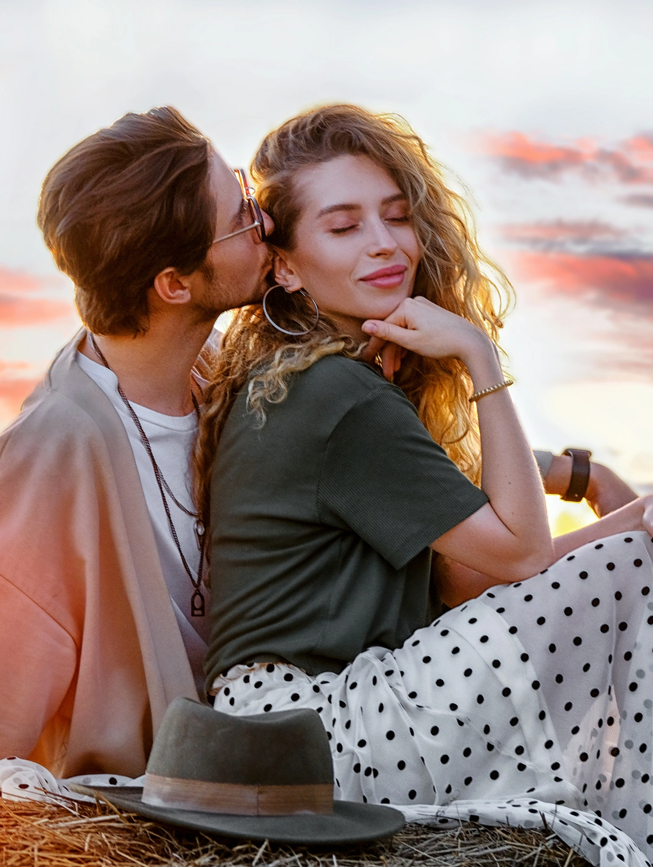 Pareja disfrutando un atardecer juntos, mostrando química y conexión emocional.