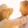 Pareja madura sonriendo bajo el sol, ilustrando el tema de mujeres divorciadas en busca de pareja y cómo valoran la estabilidad en hombres mayores de 50.