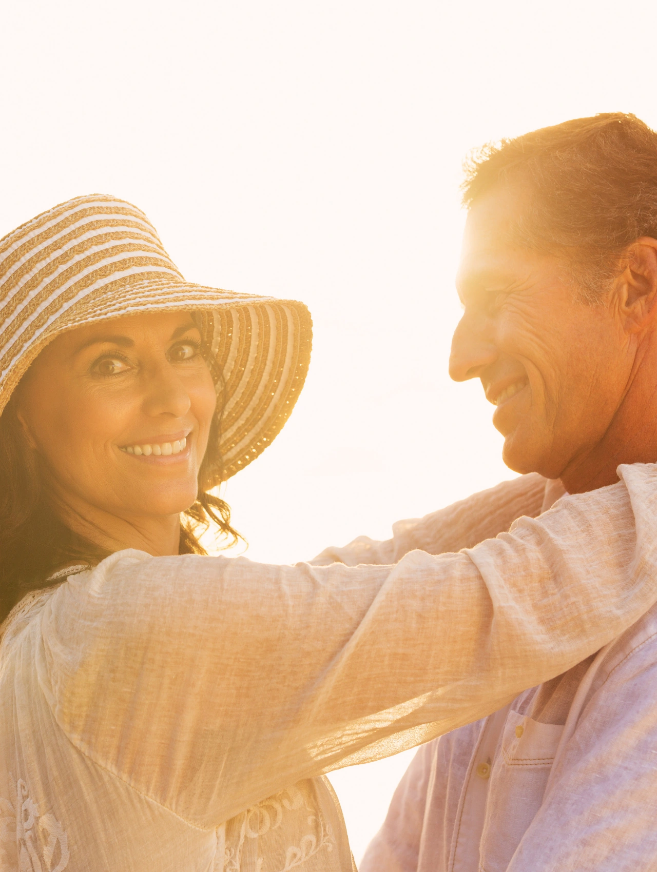 Pareja madura sonriendo bajo el sol, ilustrando el tema de mujeres divorciadas en busca de pareja y cómo valoran la estabilidad en hombres mayores de 50.
